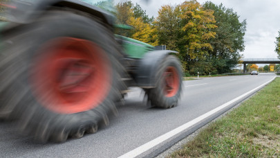 Elegük van a francia gazdáknak, traktorokkal vonultak utcára Párizsban