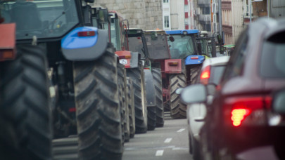 Elegük van a spanyol gazdáknak: traktorokkal vonultak be Madridba