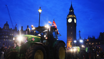 Itt az újabb tüntetés: traktorokkal vonultak az utcára a dühös gazdák
