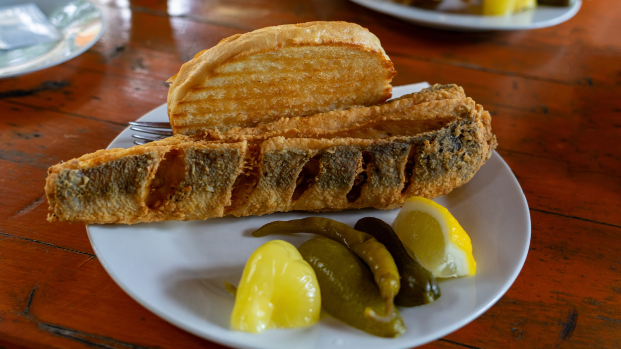 Ez durva: egy pesti panel áráért már balatoni éttermet lehet venni