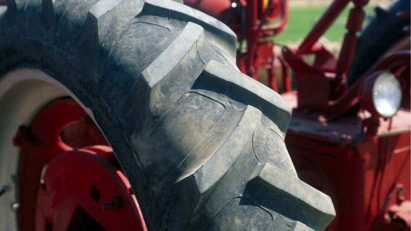 Durva, mekkorát ment egy traktor a Forma-1-es pályán: ettől leesik az állad